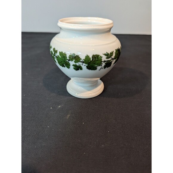 Meissen Green Ivy Pedestal Vase – 19th Century – Factory Second - Picture 1 of 9